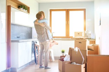 Genç çift yeni ev taşıma portresi. Genç Çift