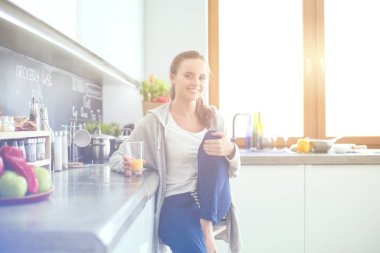 Mutfaktaki kadın. Mutfakta yemek yapmak..