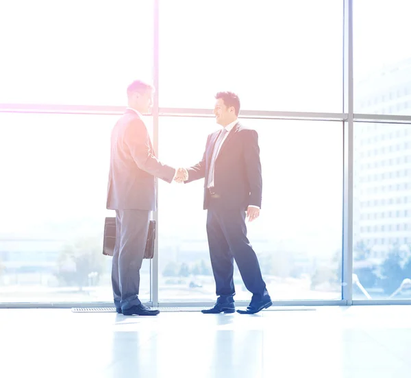 Imagen completa de dos exitosos hombres de negocios estrechándose la mano entre sí —  Fotos de Stock