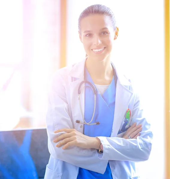 Vrouwelijke dokter bij het raam in het ziekenhuis. Vrouwelijke dokter — Stockfoto