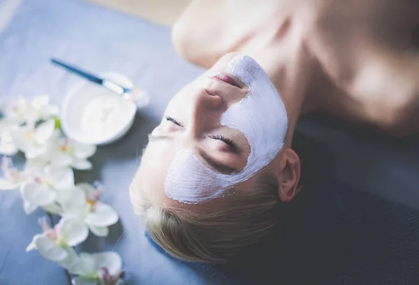 Mascarilla facial. Hermosa joven en el spa, mujer cosmética aplicando mascarilla facial —  Fotos de Stock