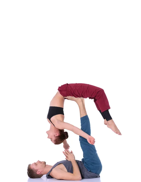 Pareja atlética joven practicando acroyoga. Balanceo en pareja — Foto de Stock