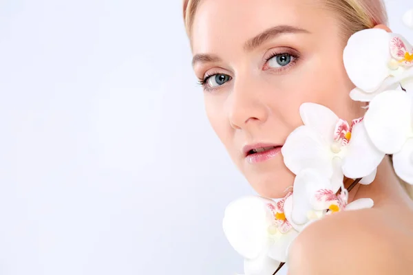 Young beauty woman with flower near face — Stock Photo, Image