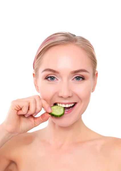 Mooie jongedame met plakjes komkommer op witte achtergrond — Stockfoto