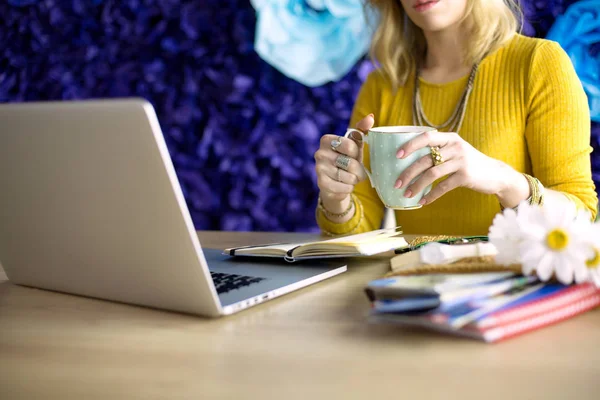 Junge Frau in der Kaffeepause oder in der Kaffeepause, mit Laptop — Stockfoto