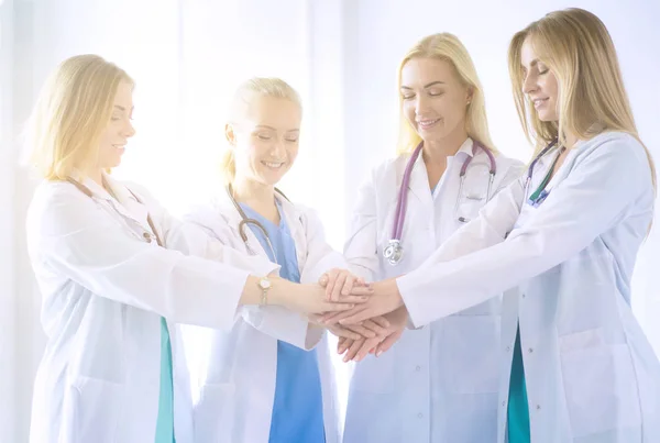 Médicos y enfermeras en un equipo médico apilándose las manos —  Fotos de Stock