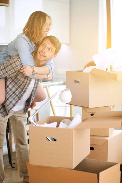 Par uppackning kartong lådor i sitt nya hem. Ungt par. — Stockfoto