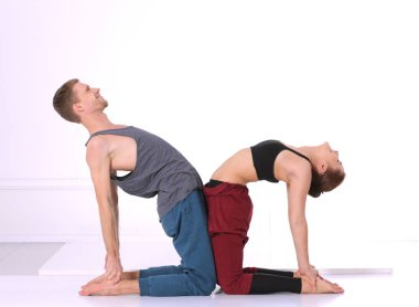 Genç atletik çift pratik acroyoga. Çiftinde Dengeleme.