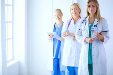 tıbbi ofiste geçti silah ile duran üç kendine güvenen kadın doktor portresi.