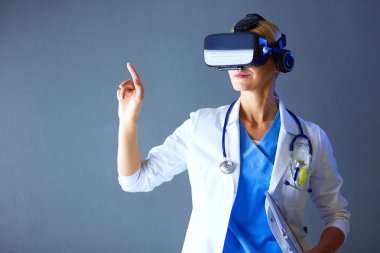 Sanal gerçeklik gözlüğü takan kadın doktor beyaz arka planda izole edilmiş..