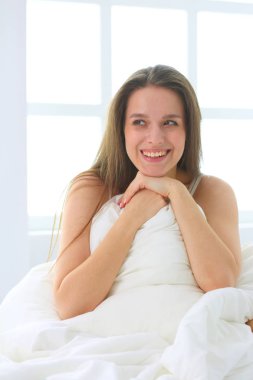 Onun baş ve kulaklar yastık ile kapsayan genç Kafkas kadın