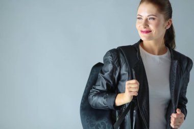 gri şık siyah ceketli güzel genç esmer kadın portresi.