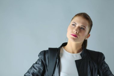 gri şık siyah ceketli güzel genç esmer kadın portresi.