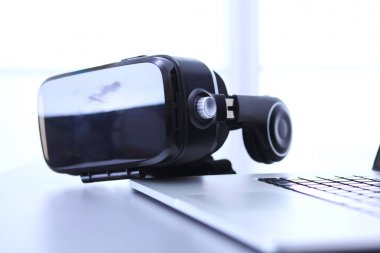 Bilgisayarlı sanal gerçeklik gözlükleri. İş. 3D teknoloji