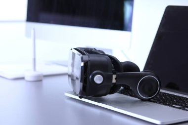 Bilgisayarlı sanal gerçeklik gözlükleri. İş. 3D teknoloji