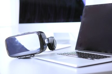 Bilgisayarlı sanal gerçeklik gözlükleri. İş. 3D teknoloji