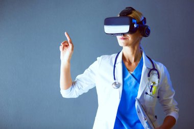 Sanal gerçeklik gözlüğü takan kadın doktor beyaz arka planda izole edilmiş..