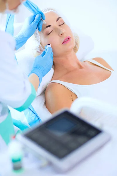 Maquillaje permanente para cejas. Primer plano de mujer hermosa con cejas gruesas en salón de belleza. — Foto de Stock