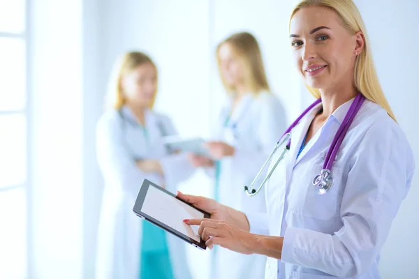 Retrato de una joven doctora, con almohadillas en la mano, en un consultorio médico —  Fotos de Stock