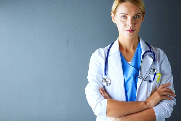 Portrait of young woman doctor with white coat standing in hospital. — Stock Photo, Image