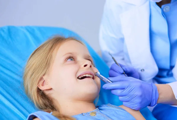 Niña sentada en el consultorio de dentistas. — Foto de Stock