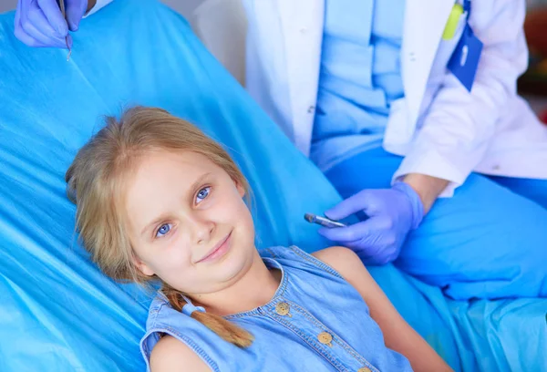 Niña sentada en el consultorio de dentistas. — Foto de Stock