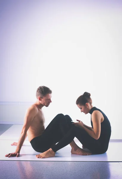 Jovem casal atlético praticando acroioga. Balanceamento em par . — Fotografia de Stock