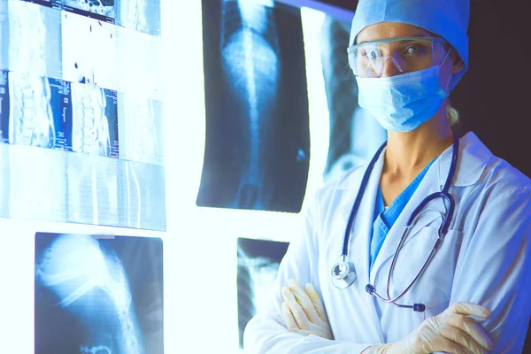 Image de femme séduisante médecin regardant les résultats des rayons X. — Photo