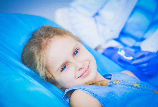 Menina sentada no consultório dos dentistas. — Fotografia de Stock
