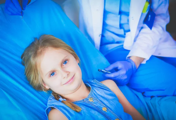 Niña sentada en el consultorio de dentistas. — Foto de Stock