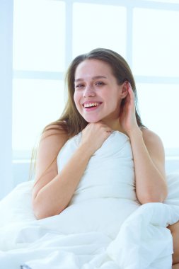 Onun baş ve kulaklar yastık ile kapsayan genç Kafkas kadın