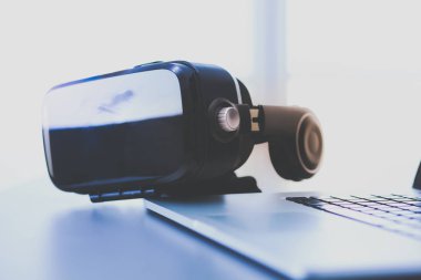 Bilgisayarlı sanal gerçeklik gözlükleri. İş. 3D teknoloji