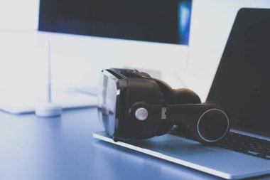 Bilgisayarlı sanal gerçeklik gözlükleri. İş. 3D teknoloji