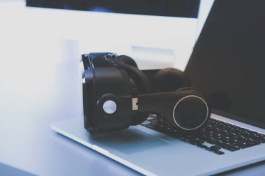 Bilgisayarlı sanal gerçeklik gözlükleri. İş. 3D teknoloji