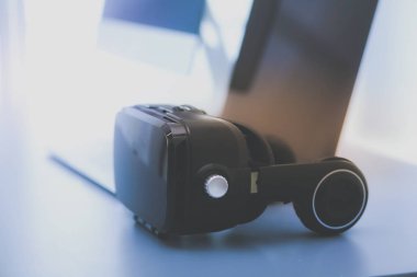 Bilgisayarlı sanal gerçeklik gözlükleri. İş. 3D teknoloji