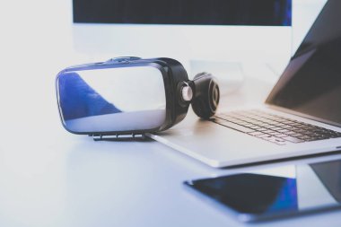 Bilgisayarlı sanal gerçeklik gözlükleri. İş. 3D teknoloji