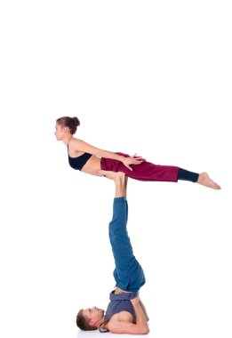 Genç atletik çift pratik acroyoga. Çiftinde Dengeleme.