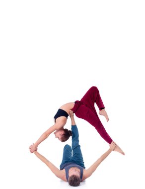 Genç atletik çift pratik acroyoga. Çiftinde Dengeleme.