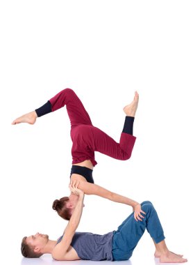 Genç atletik çift pratik acroyoga. Çiftinde Dengeleme.