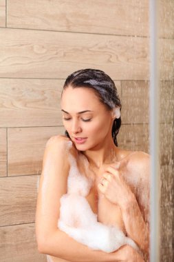 Genç beautyful kadın banyoda duş altında.