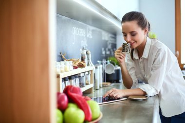 mutfak arka planı duran genç bir kadın portresi.