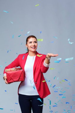 Hediye kutusu ile konfeti kutlama partisinde güzel mutlu kadınla. Doğum günü veya yeni yıl arifesi kavramı kutlama