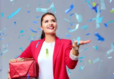 Hediye kutusu ile konfeti kutlama partisinde güzel mutlu kadınla. Doğum günü veya yeni yıl arifesi kavramı kutlama