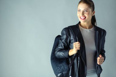 gri şık siyah ceketli güzel genç esmer kadın portresi.