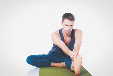 Pratik Yoga bir genç adam. Yoga. Yoga eğitmeni