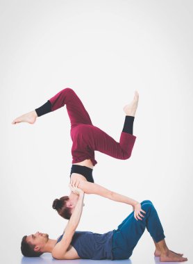 Genç atletik çift pratik acroyoga. Çiftinde Dengeleme.