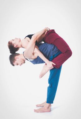 Genç atletik çift pratik acroyoga. Çiftinde Dengeleme.