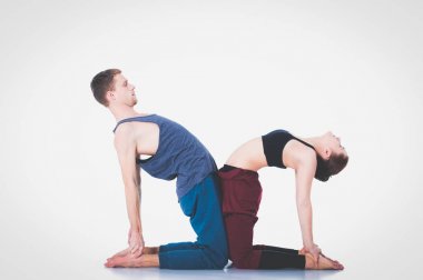 Genç atletik çift pratik acroyoga. Çiftinde Dengeleme.