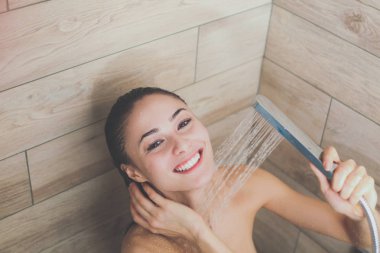 Genç beautyful kadın banyoda duş altında.