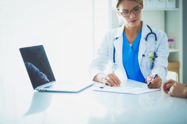 Doktor ve hasta çift masada oturmuş bir şey tartışıyorlar..